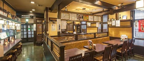 2 か所のレストラン、朝食に営業