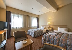 Desk, iron/ironing board, free WiFi, bed sheets - Hakata Green Hotel Building No.2 (Fukuoka)