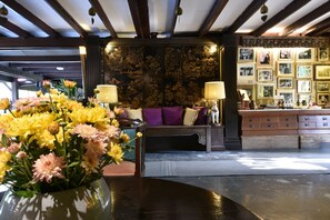Lobby sitting area - Zantiis Ndol Villas (Muak Lek)