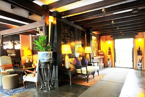 Lobby sitting area - Zantiis Ndol Villas (Muak Lek)