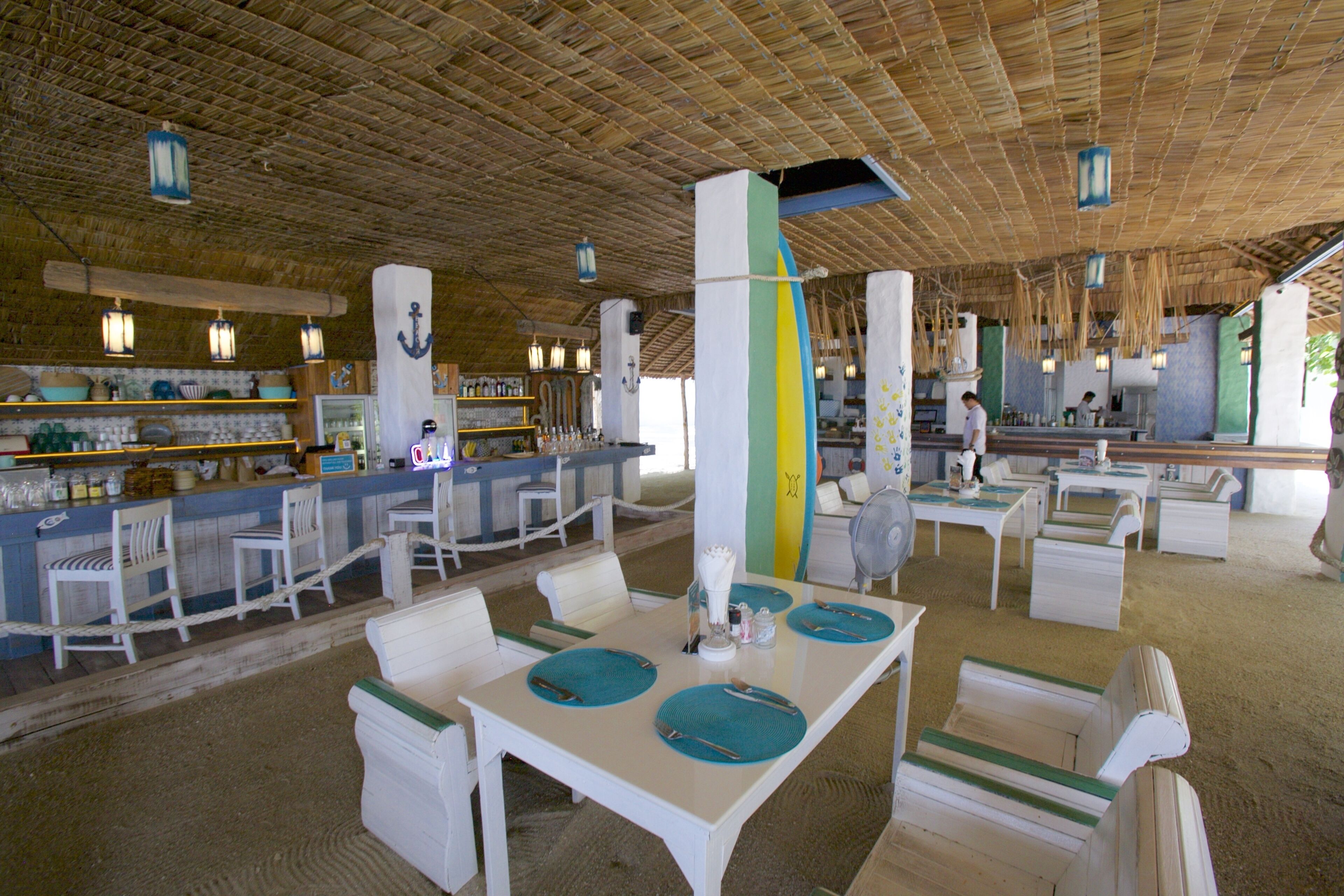 供应早餐、午餐和晚餐，海滩景观