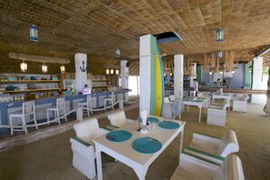 Se sirven desayunos, almuerzos y cenas (con vistas a la playa) 