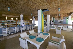 Se sirven desayunos, almuerzos y cenas; con vista a la playa