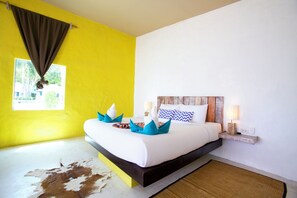 Hypo-allergenic bedding, minibar, in-room safe, individually decorated - Lime & Soda Beachfront Resort (Ko Pha-ngan)