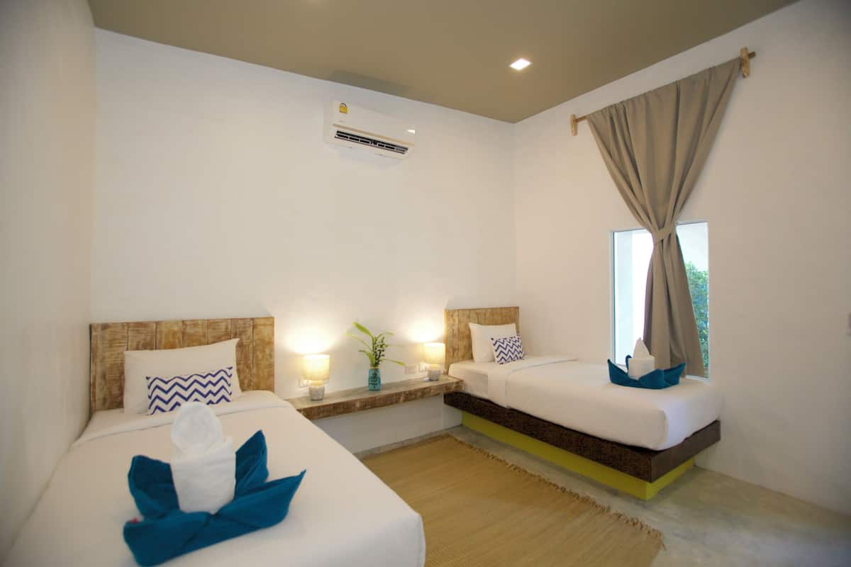 Deluxe Twin Room | 1 bedroom, hypo-allergenic bedding, minibar, in-room safe