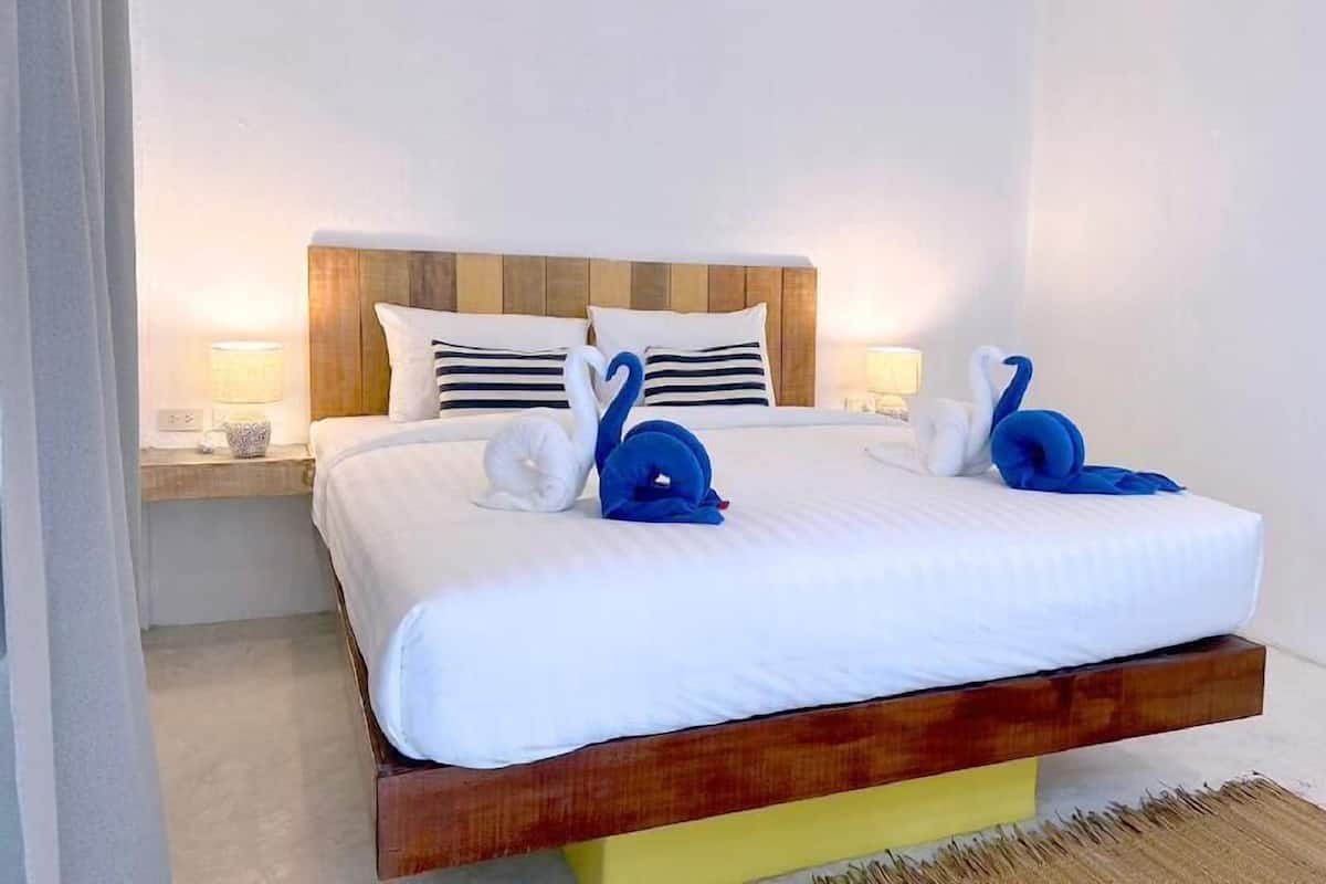 Ropa de cama hipoalergénica, minibar, caja fuerte