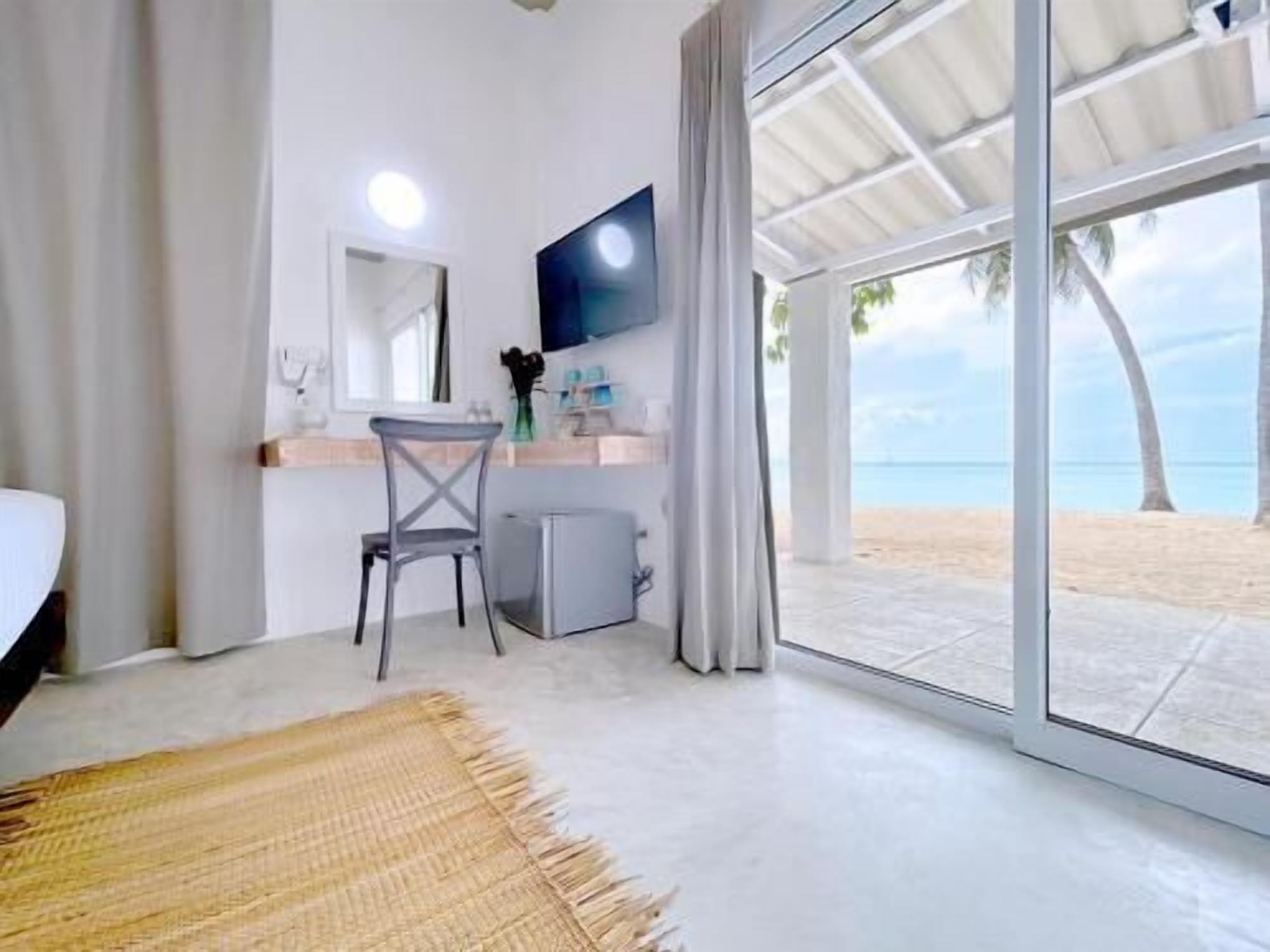 Ropa de cama hipoalergénica, minibar, caja fuerte