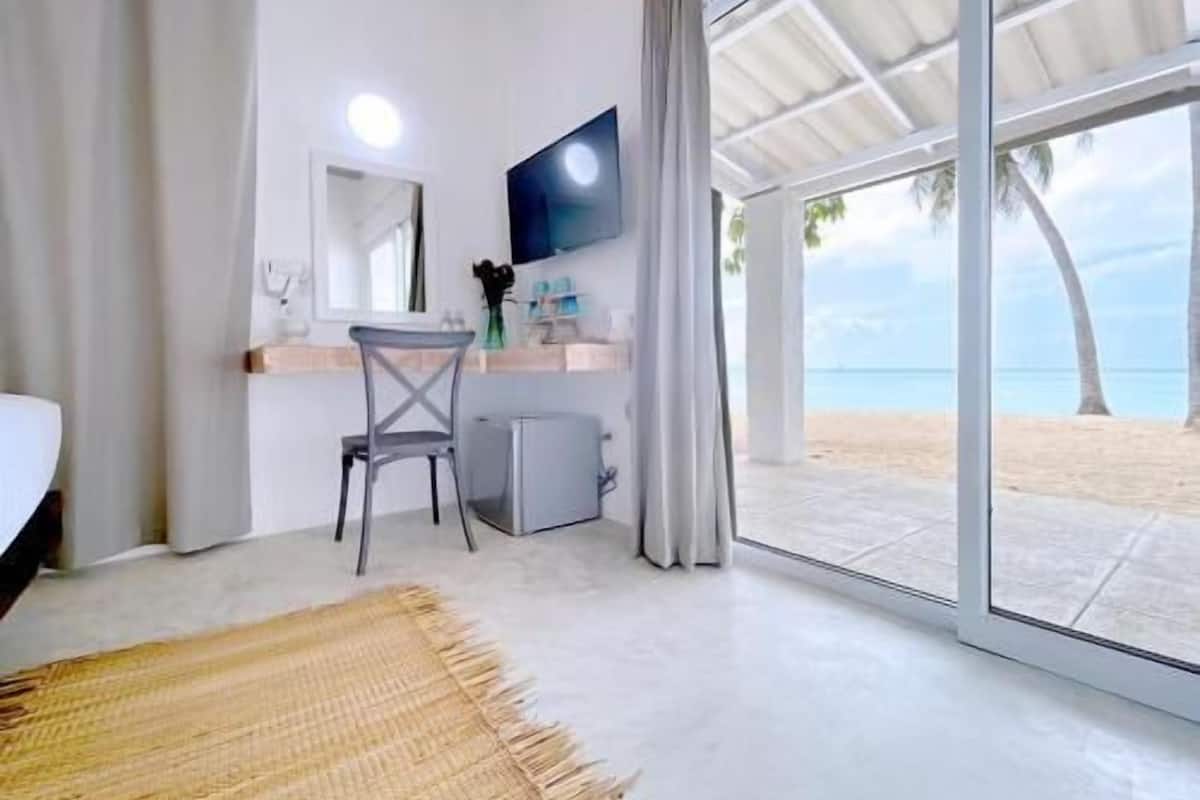 Ropa de cama hipoalergénica, minibar, caja fuerte