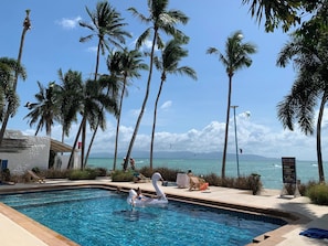 Outdoor pool, pool umbrellas, sun loungers - Lime & Soda Beachfront Resort (Ko Pha-ngan)
