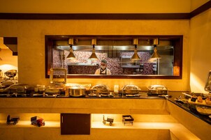 2 restaurantes; se sirve desayuno, almuerzo y cena