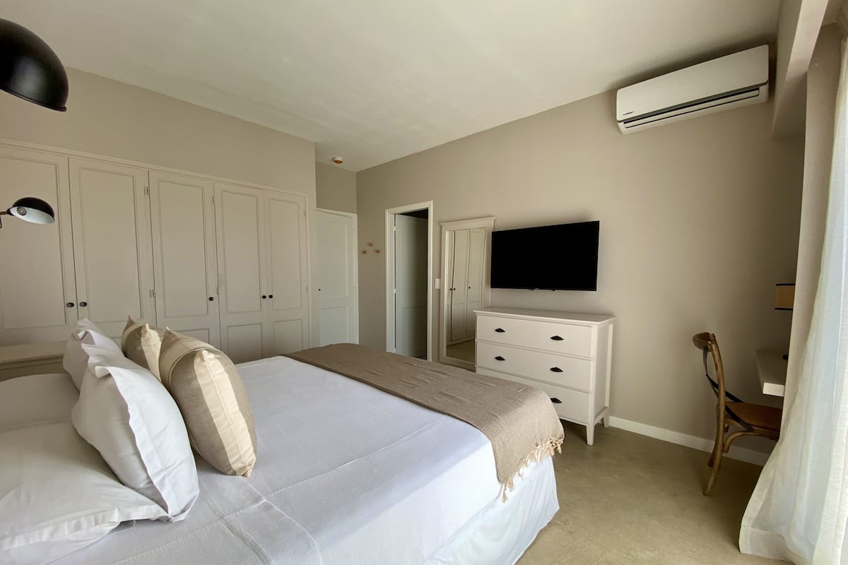Superior Room, Partial Ocean View | Egyptian cotton sheets, premium bedding, minibar, in-room safe