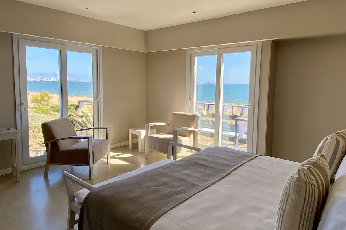 Egyptian cotton sheets, premium bedding, minibar, in-room safe