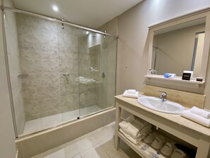Douche, articles de toilette gratuits, sèche-cheveux, chaussons
