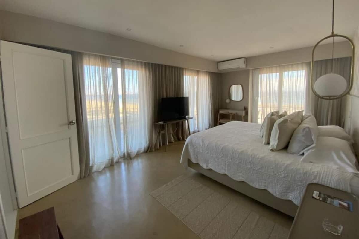 Premium Suite, Sea View | Egyptian cotton sheets, premium bedding, minibar, in-room safe