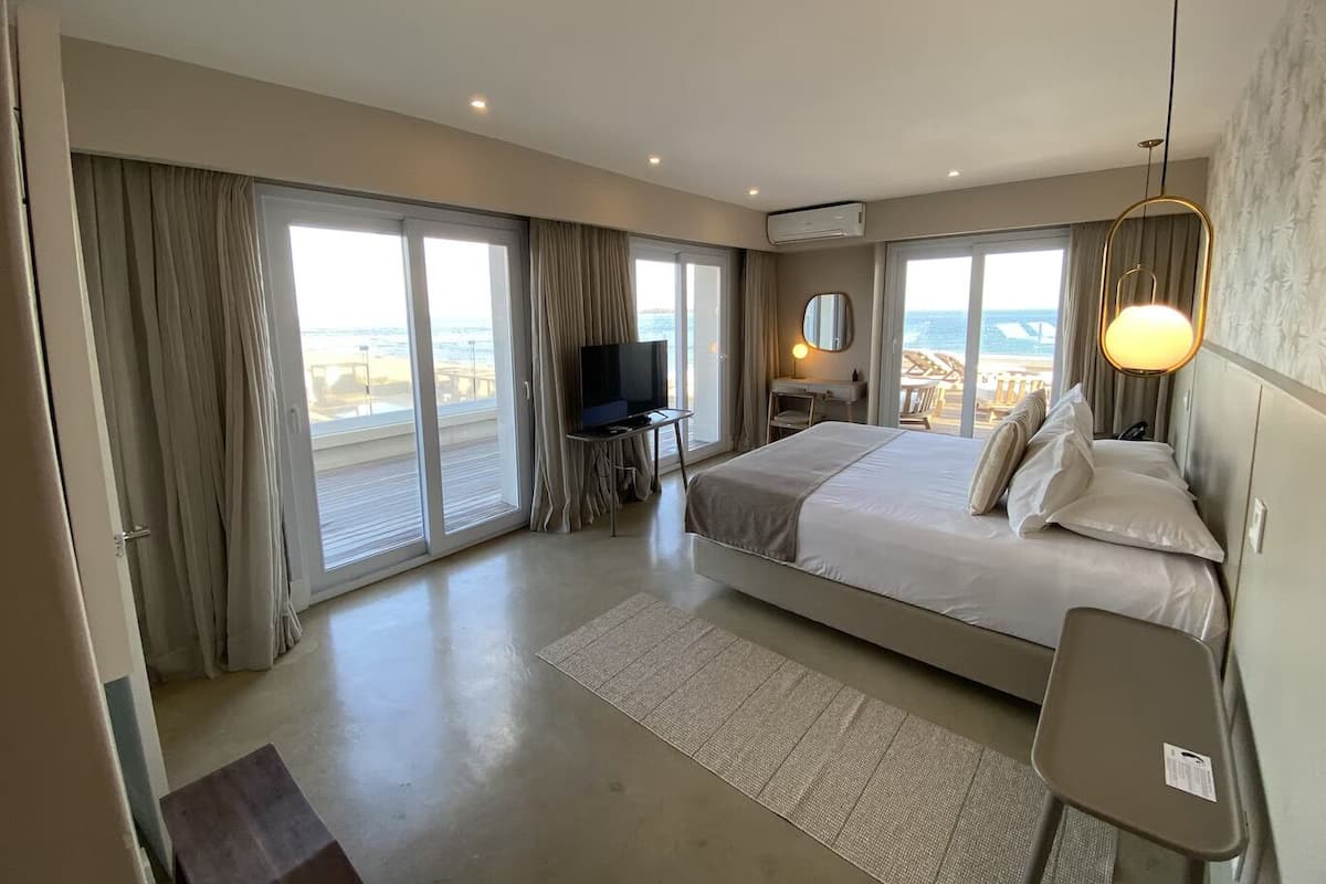 Egyptian cotton sheets, premium bedding, minibar, in-room safe
