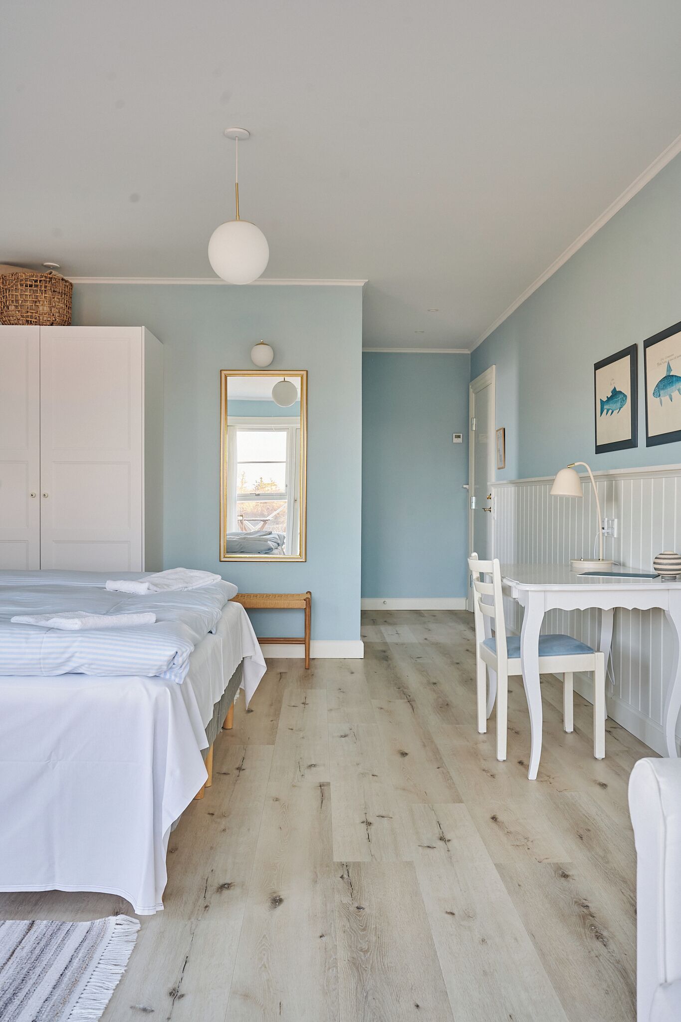 Un dormitorio con una cama, un escritorio y una silla.