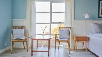 Suite estudio junior | Área de sala de estar | Piso con calefacción