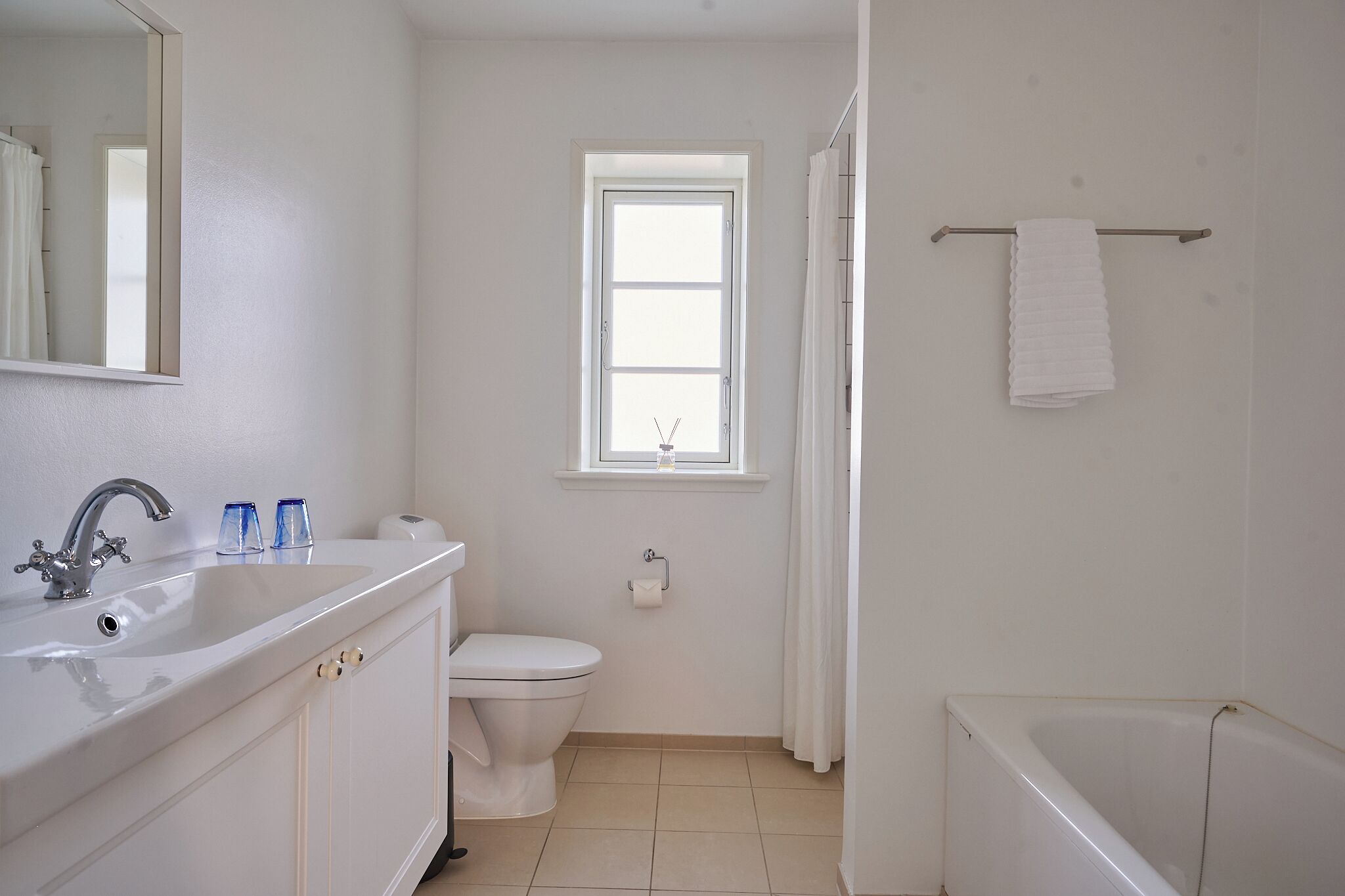 A bathroom with a white sink, toilet, and bathtub.