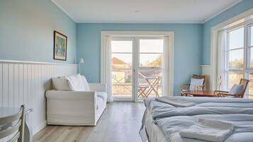 Junior Studio Suite | Premium bedding, pillow-top beds, desk, laptop workspace