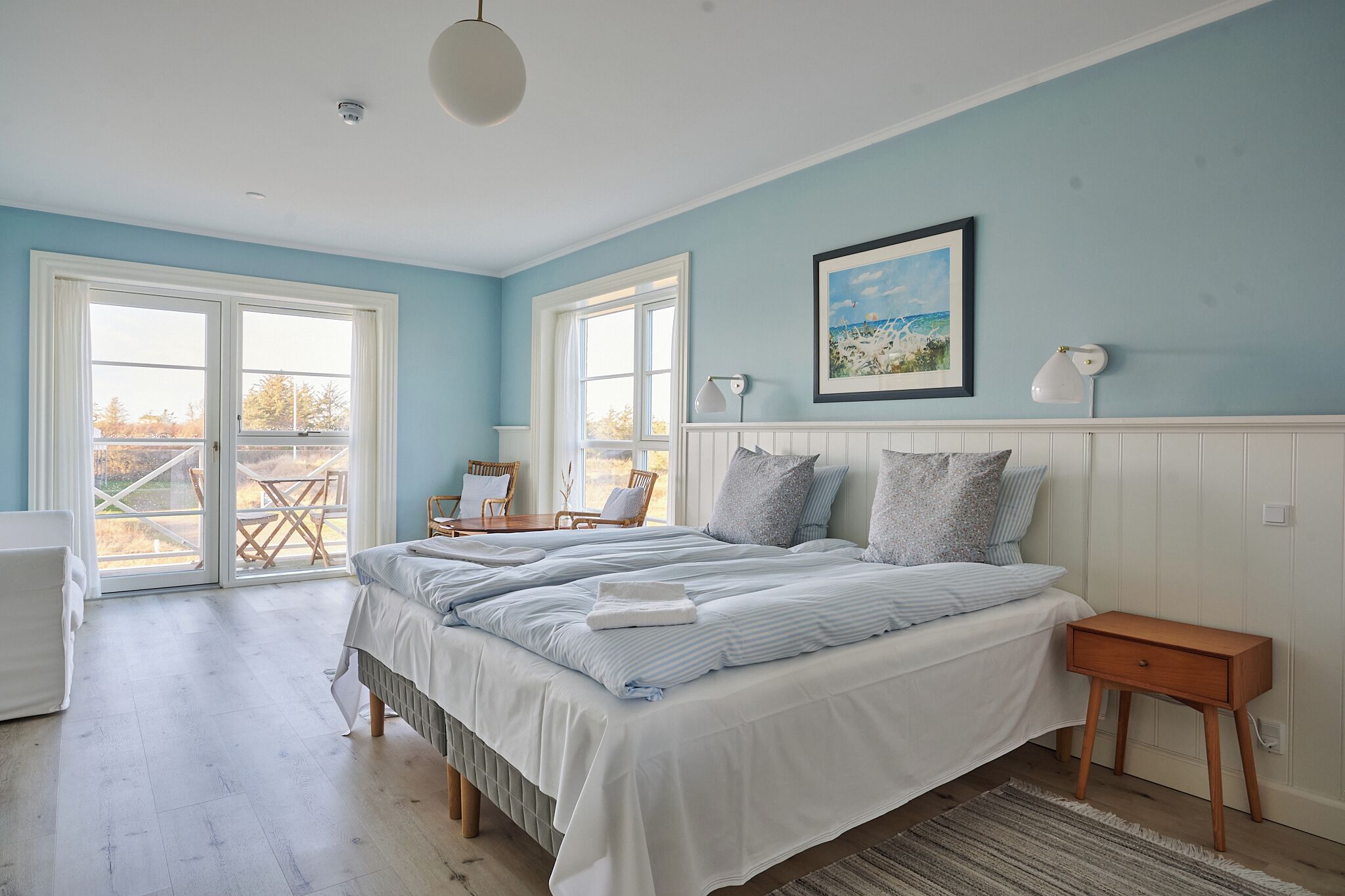 Ropa de cama de alta calidad, colchones con pillow-top y escritorio 