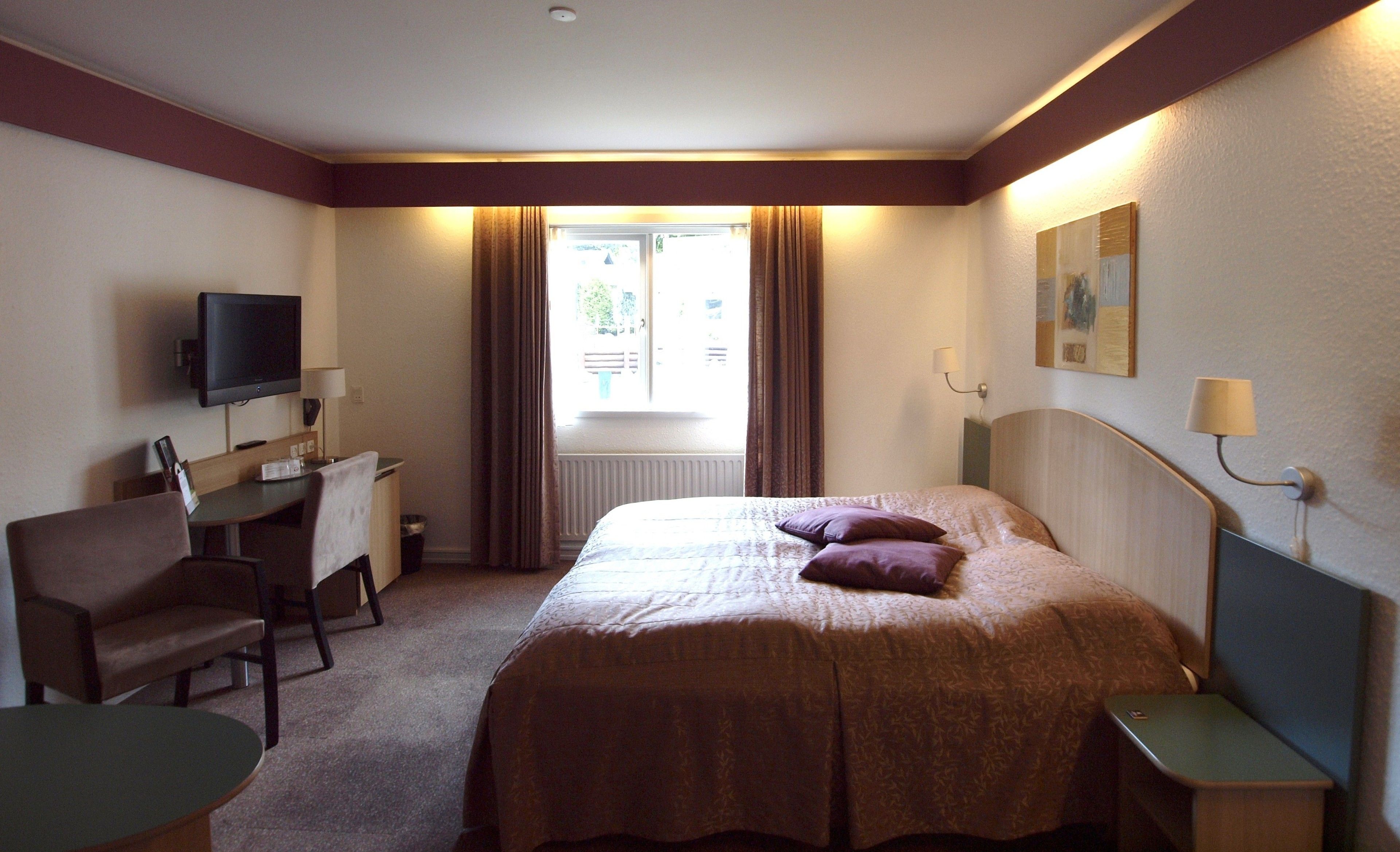 Minibar, decoración personalizada, escritorio y wifi gratis 