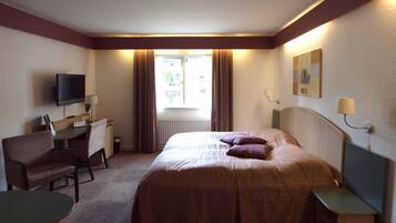 Minibar, decoración personalizada, escritorio y wifi gratis