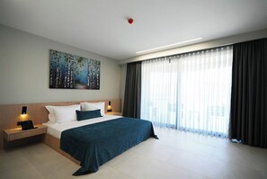 Habitación Deluxe, vista al mar | Ropa de cama de alta calidad y minibar