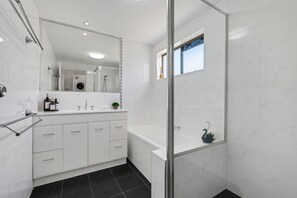 Standard Apartment, 2 Bedrooms, Ocean View (/room min 1N) | Bilik Mandi | Pancuran mandi, pengering rambut, tuala disediakan 