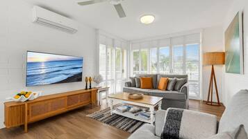 Standard-Apartment, 2 Schlafzimmer, Meerblick (/room min 1N) | Wohnbereich | 40-Zoll-Flachbildfernseher mit Kabelempfang, Fernseher, DVD-Player