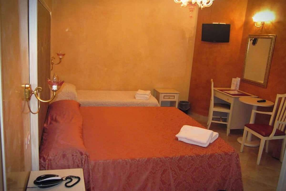 Triple Room, Partial Sea View | Peti besi dalam bilik, meja, kalis bunyi, Wi-fi percuma