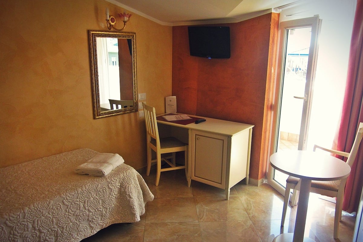 Standard Single Room, Partial Sea View | Peti besi dalam bilik, meja, kalis bunyi, Wi-fi percuma