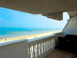 A balcony with a view of a beach and a pier. - Hotel Guerra (Francavilla al Mare)
