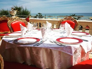 A table set for dining with a view of the sea. - Hotel Guerra (Francavilla al Mare)