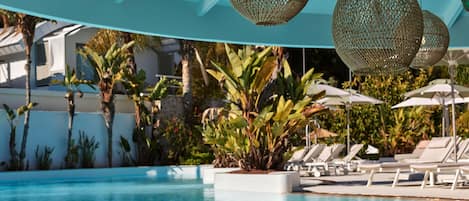 2 bars/lounges, poolside bar