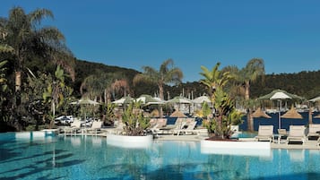 Seasonal outdoor pool, sun loungers
