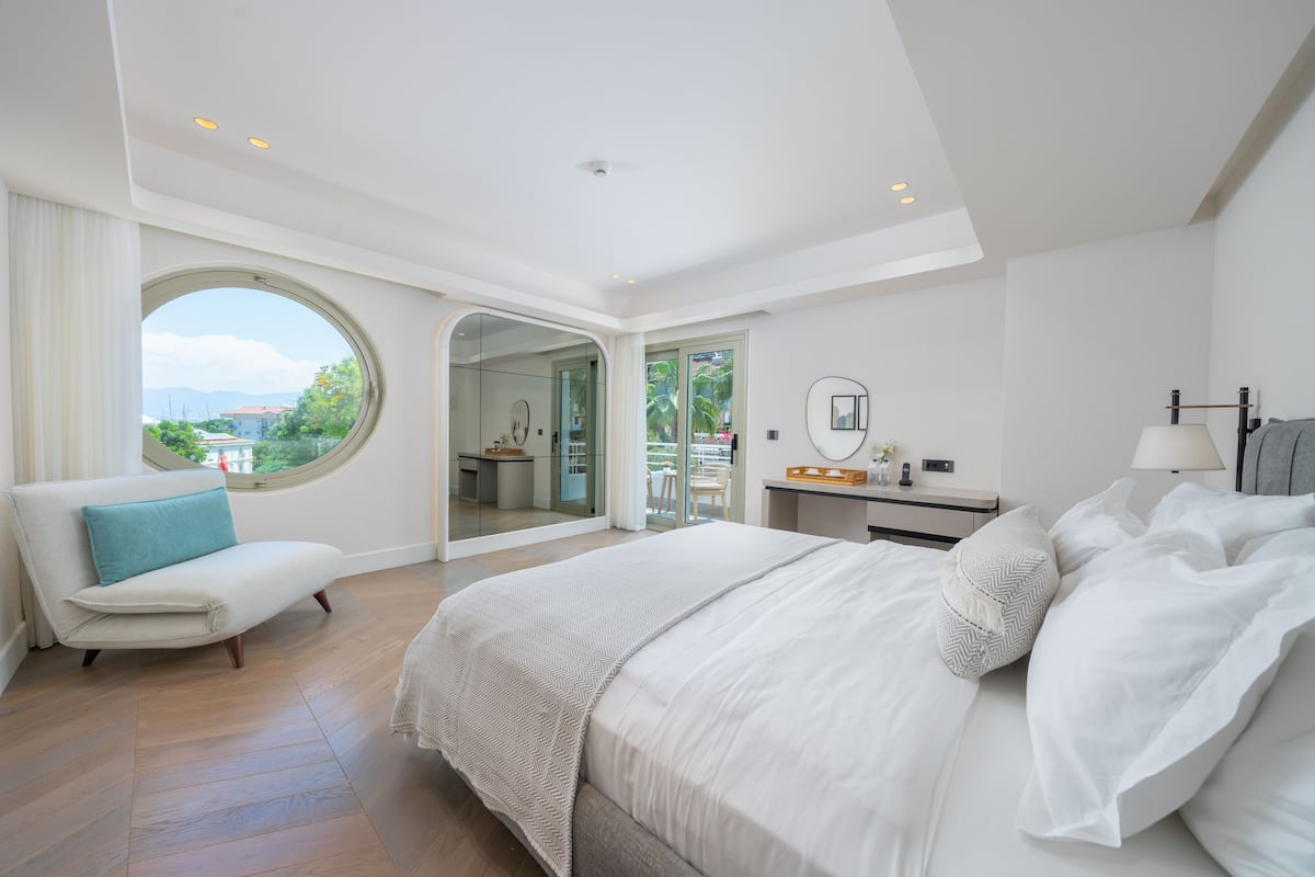 superior room, partial sea view | 2 bedrooms, minibar, in-room safe, desk