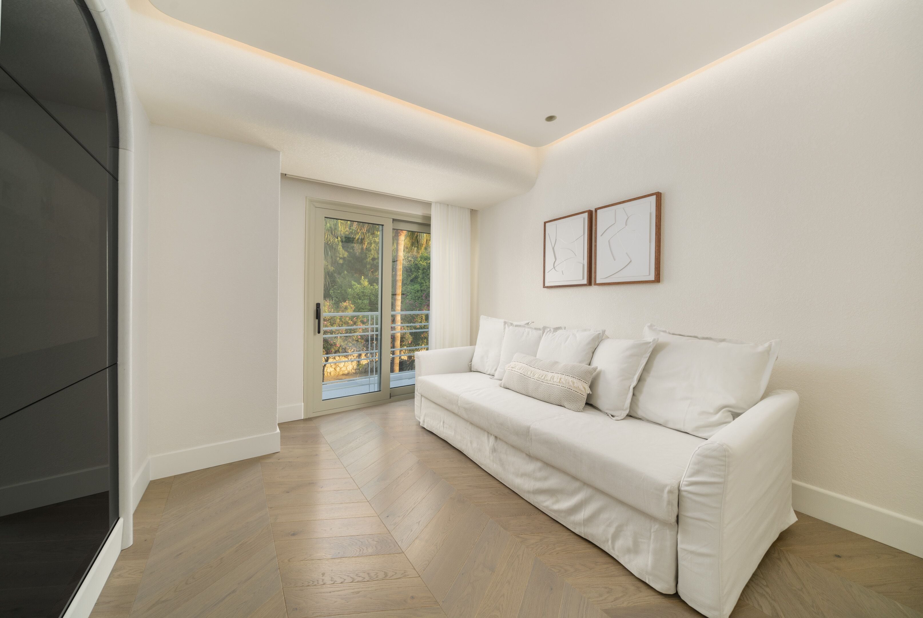 junior suite | living area | tv