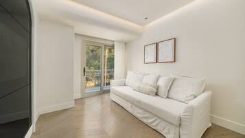 Junior Suite | Living area | TV