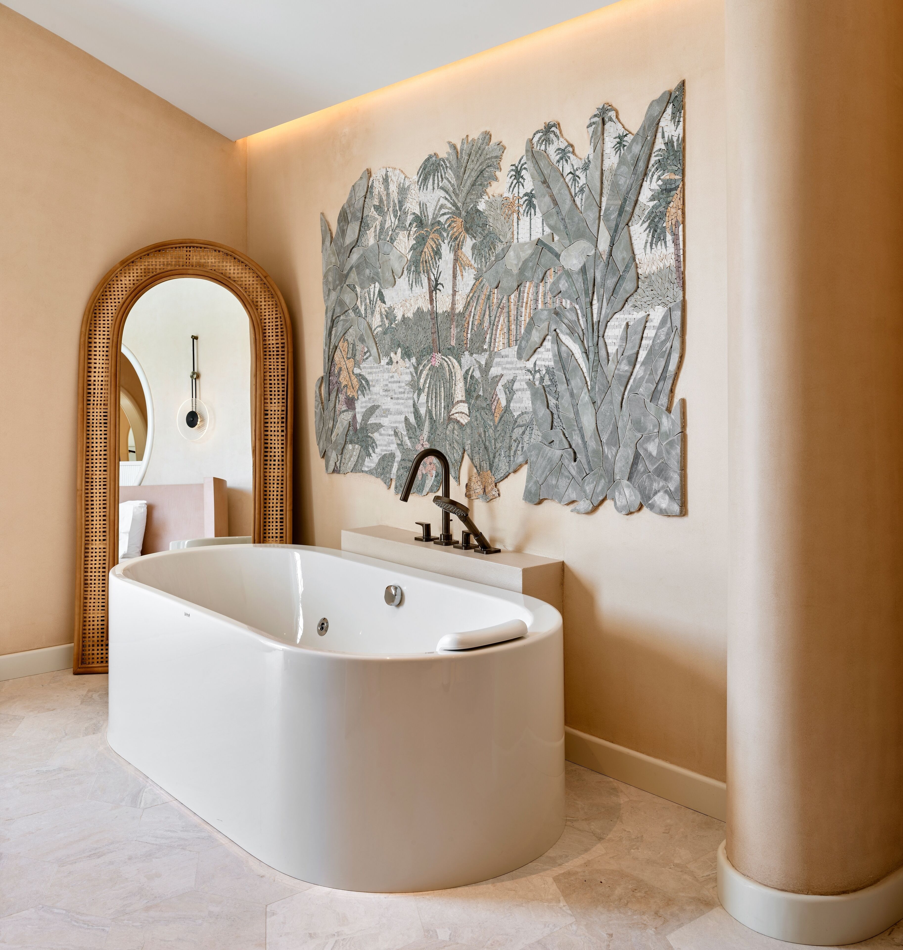 Une salle de bain moderne avec une baignoire sur pieds, un grand miroir et un lavabo fixé au mur.