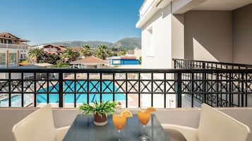 Habitación estándar con 1 cama doble o 2 individuales, vistas a la piscina | Vistas del balcón