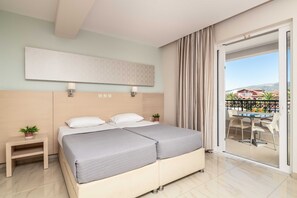 Habitación estándar con 1 cama doble o 2 individuales, vistas a la piscina | Caja fuerte, escritorio, sistema de insonorización y ropa de cama