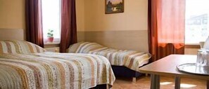 Triple Room | Desk, free WiFi