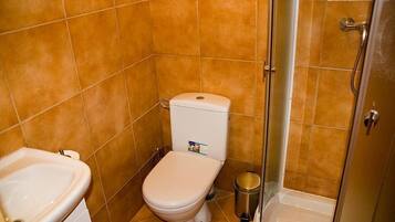 Suihku, ilmaiset hygieniatuotteet, hiustenkuivaaja, pyyhkeet