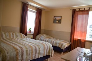 Triple Room | Desk, free WiFi
