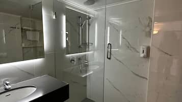 Een haardroger, handdoeken