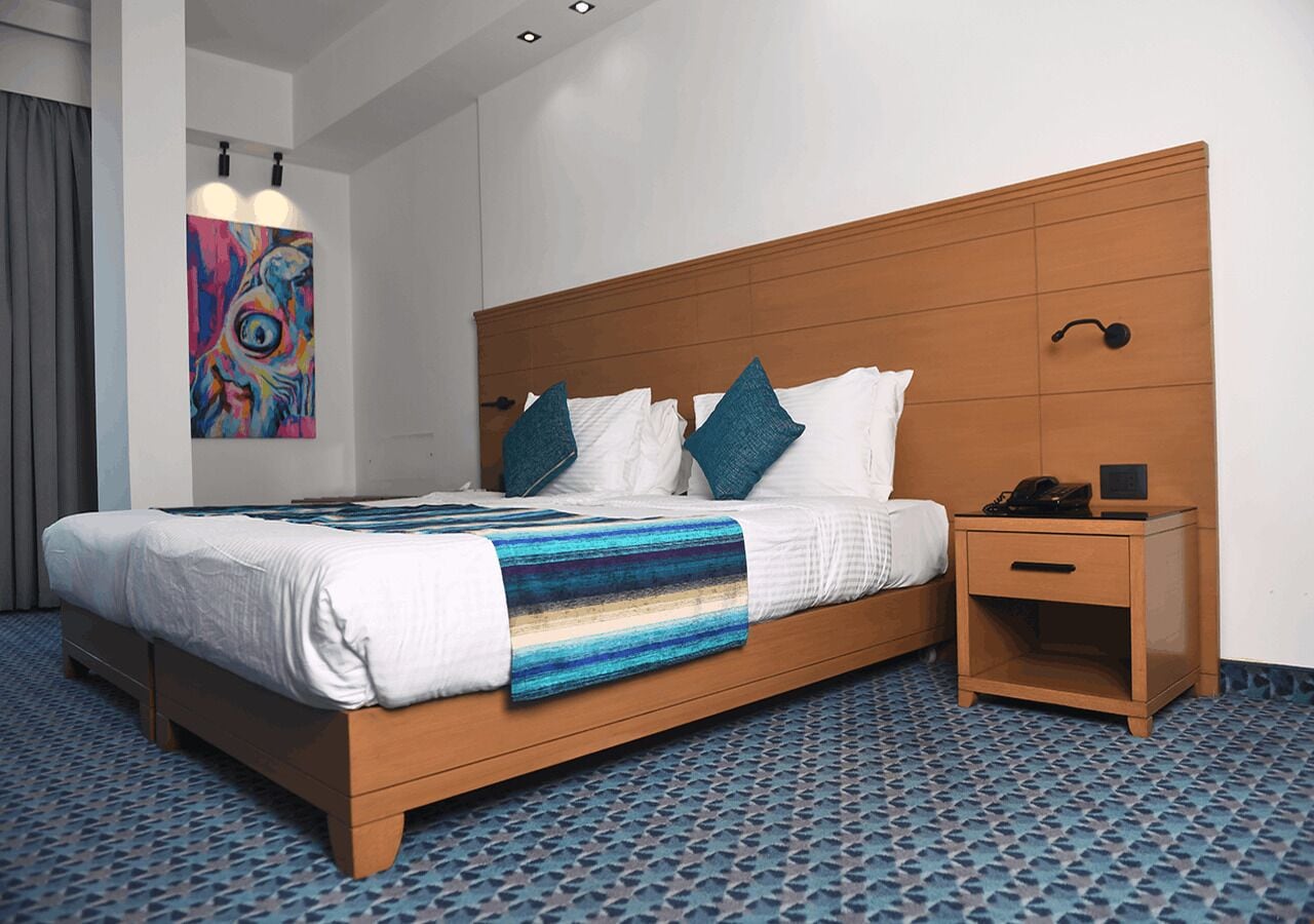 Caja de seguridad en la habitación y escritorio 