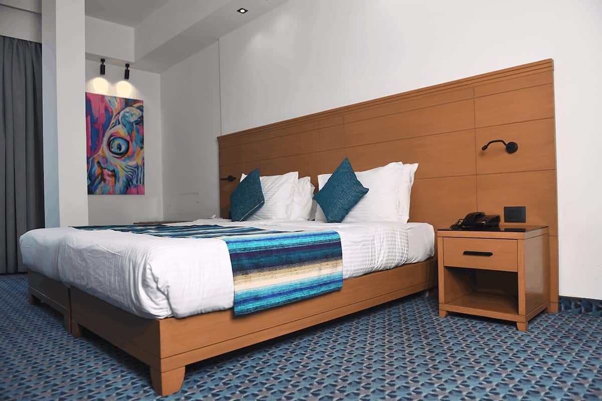 Caja de seguridad en la habitación y escritorio