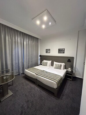 In-room safe, desk, rollaway beds, free WiFi - Bel Azur Hotel & Resort (Jounieh)