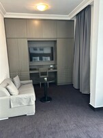 Junior-suite - havudsigt | Opholdsområde | 32-tommers LCD-tv med kabelkanaler, tv