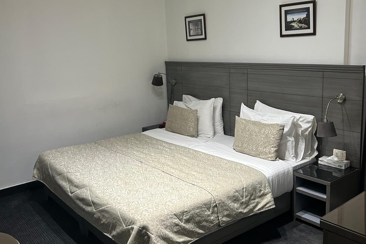 1 habitación, caja de seguridad en la habitación y escritorio